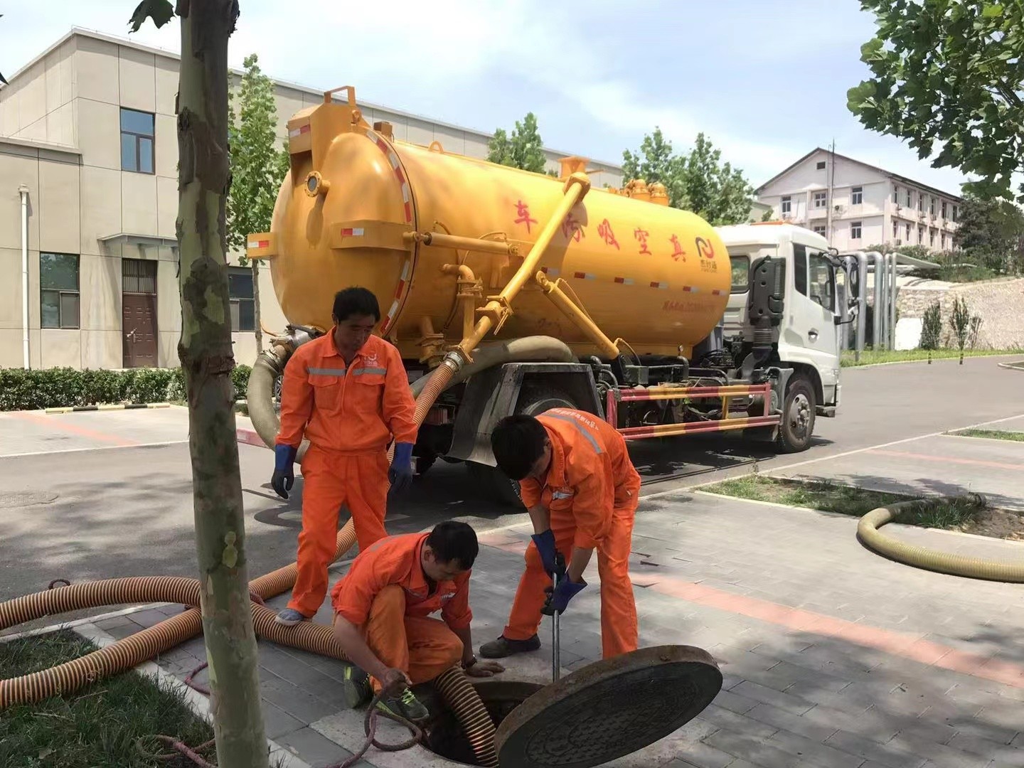 荷塘管道疏通车停在窨井附近