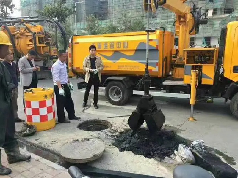 荷塘街道：网格员化身“清道夫”，为民解忧疏通“堵心”化粪池