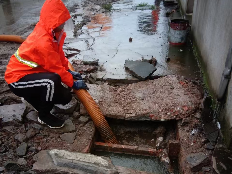 荷塘专业清理污水池 炜誉市政以规范流程守护城市 “肠道”